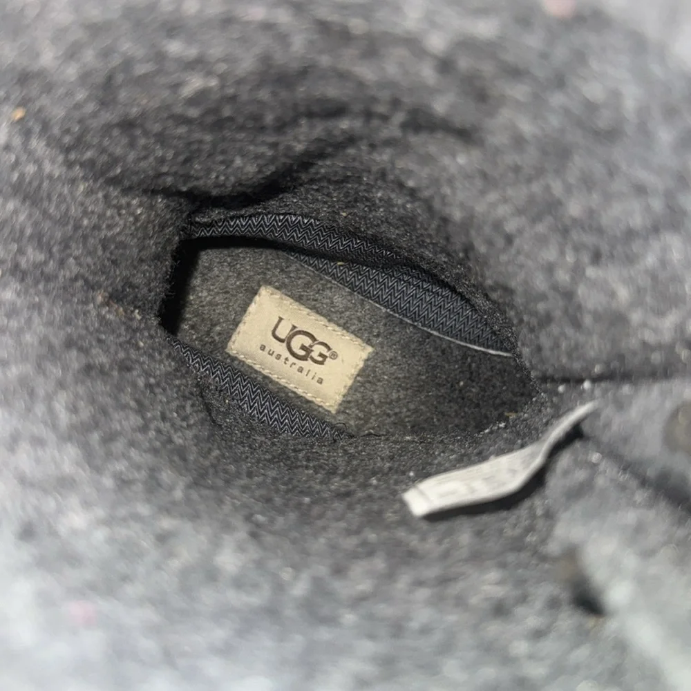 Authentic UGG Signature designer Waterproof boots sz 8 Euro 39